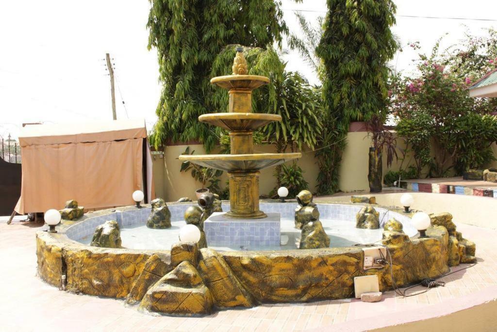 Gya-Son Royal Guest House คูมาซี ภายนอก รูปภาพ